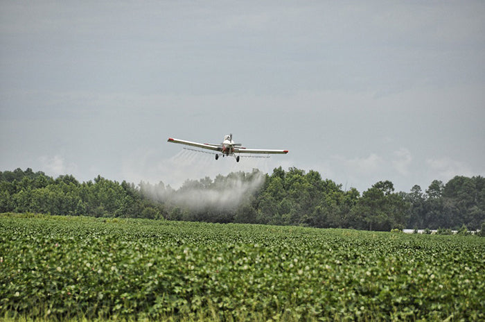 Avioneta aplicando herbicida 